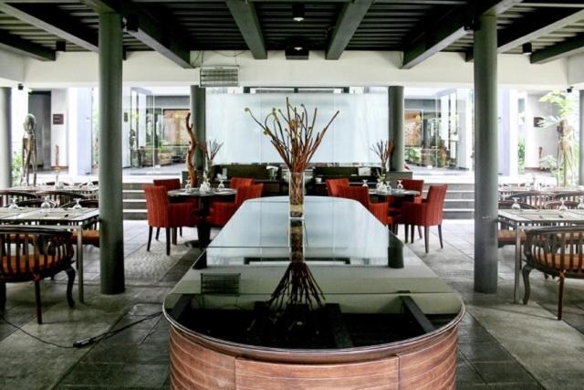 Rumah Nenek Hotel And Restaurant Padang  Eksteriør bilde